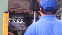 環(huán)宇工作人員為突馳技術(shù)人員展示需要清洗的模具